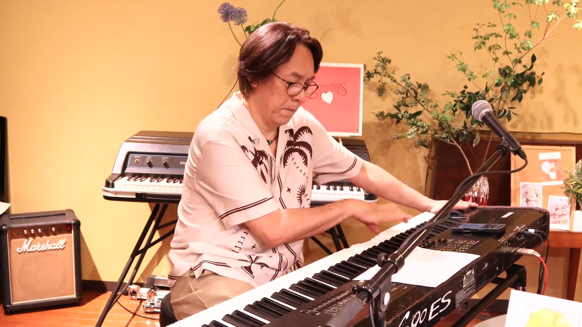 キーボードで演奏する荒川とおる