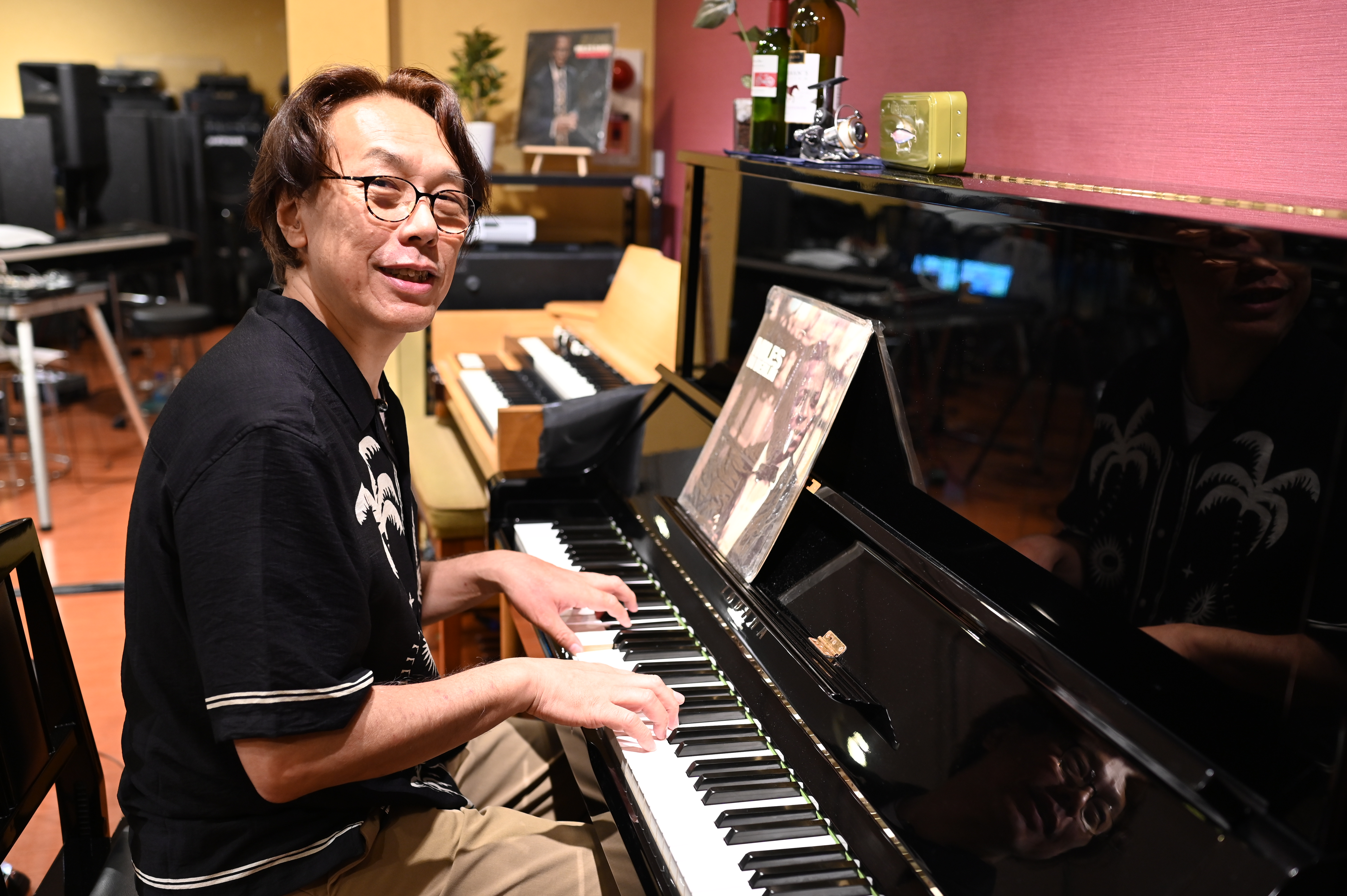 スタジオでピアノを演奏する荒川とおる